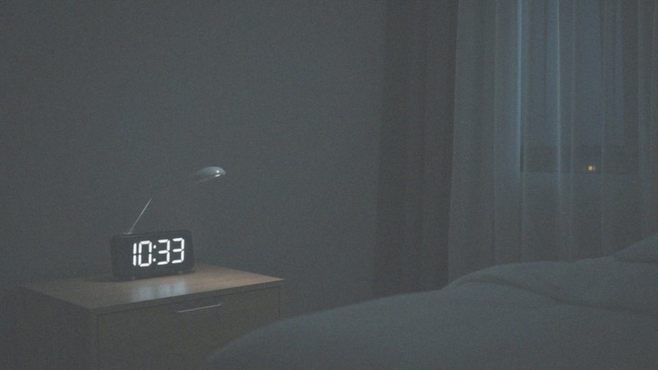 Jak godzina 03:03 wskazuje na zgodność między intuicjami a światem zewnętrznym?