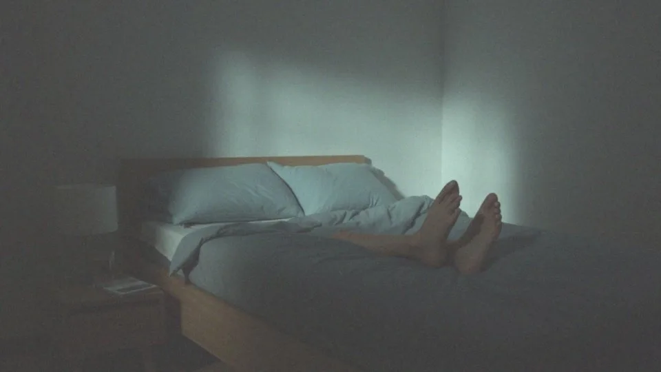 W jaki sposób spanie z nogami w górze zmniejsza opuchliznę nóg?