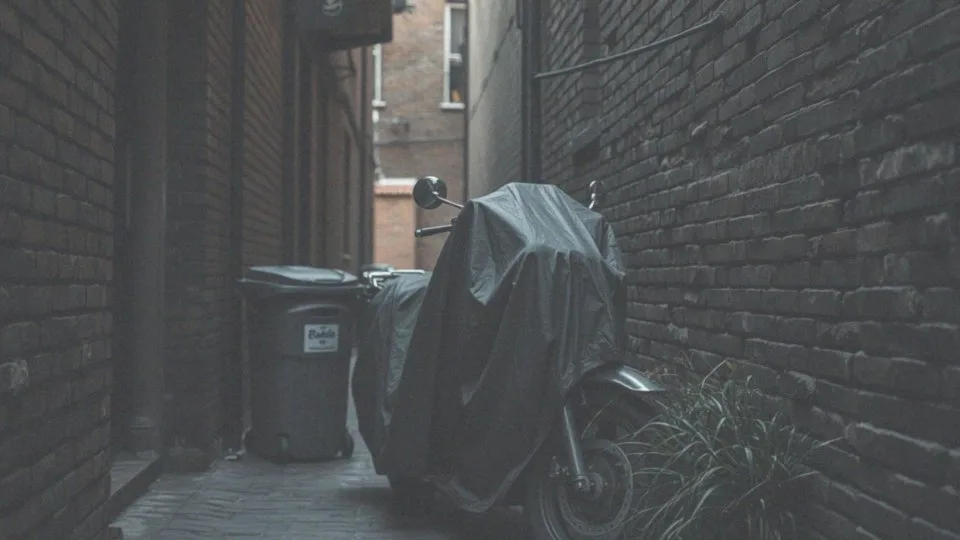 Jakie są przemyślane metody kamuflowania motocykla przed złodziejami?