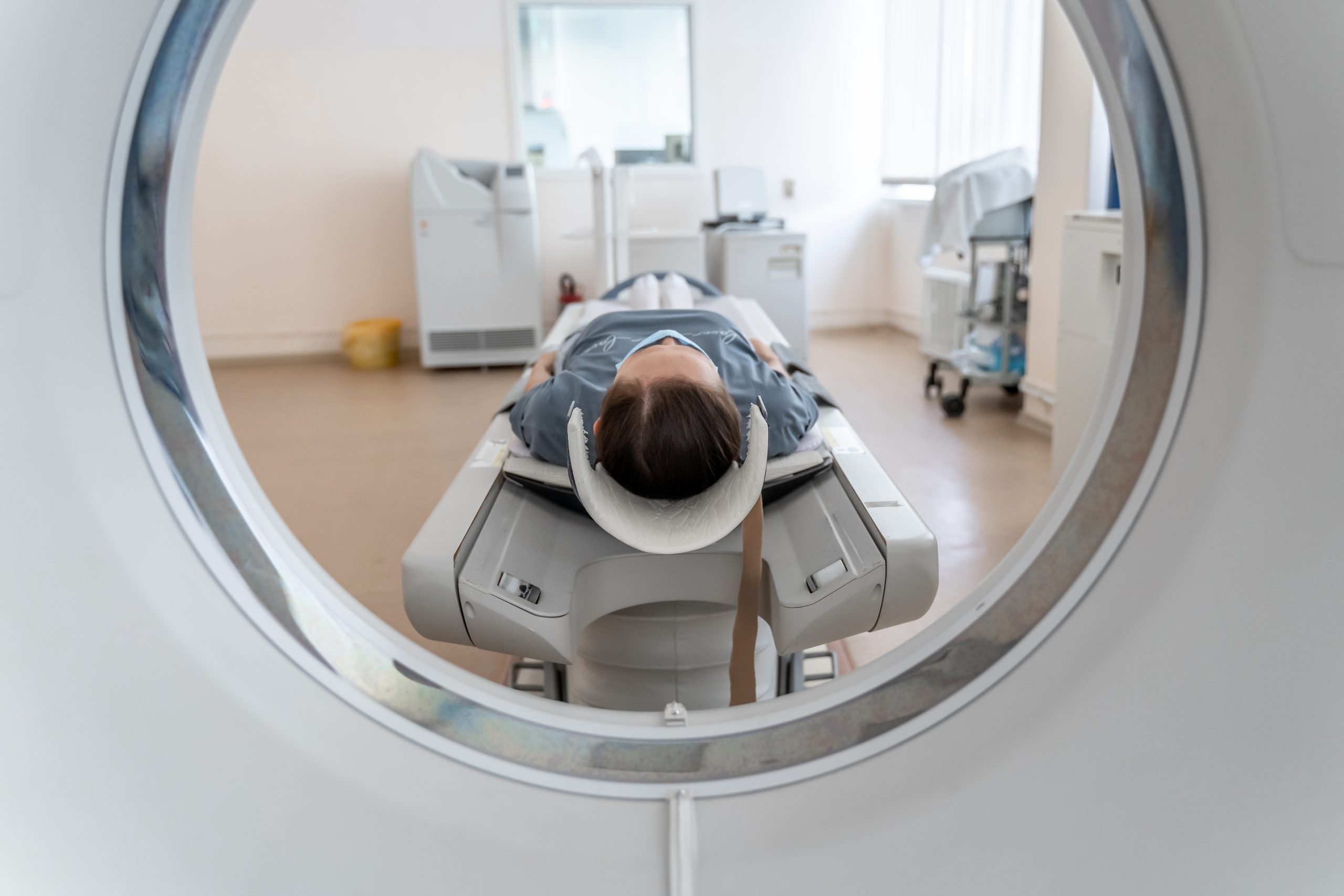 Porównanie tunelowego aparatu MRI o średnicy 70 cm i otwartego rezonansu magnetycznego