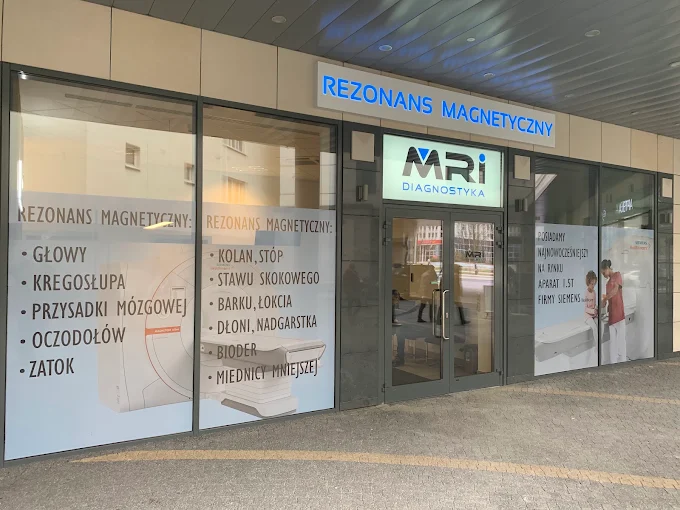 Wejście do pracowni rezonansu magnetycznego MRI Diagnostyka przy Al. Zjednoczenia 36 na warszawskich Bielanach
