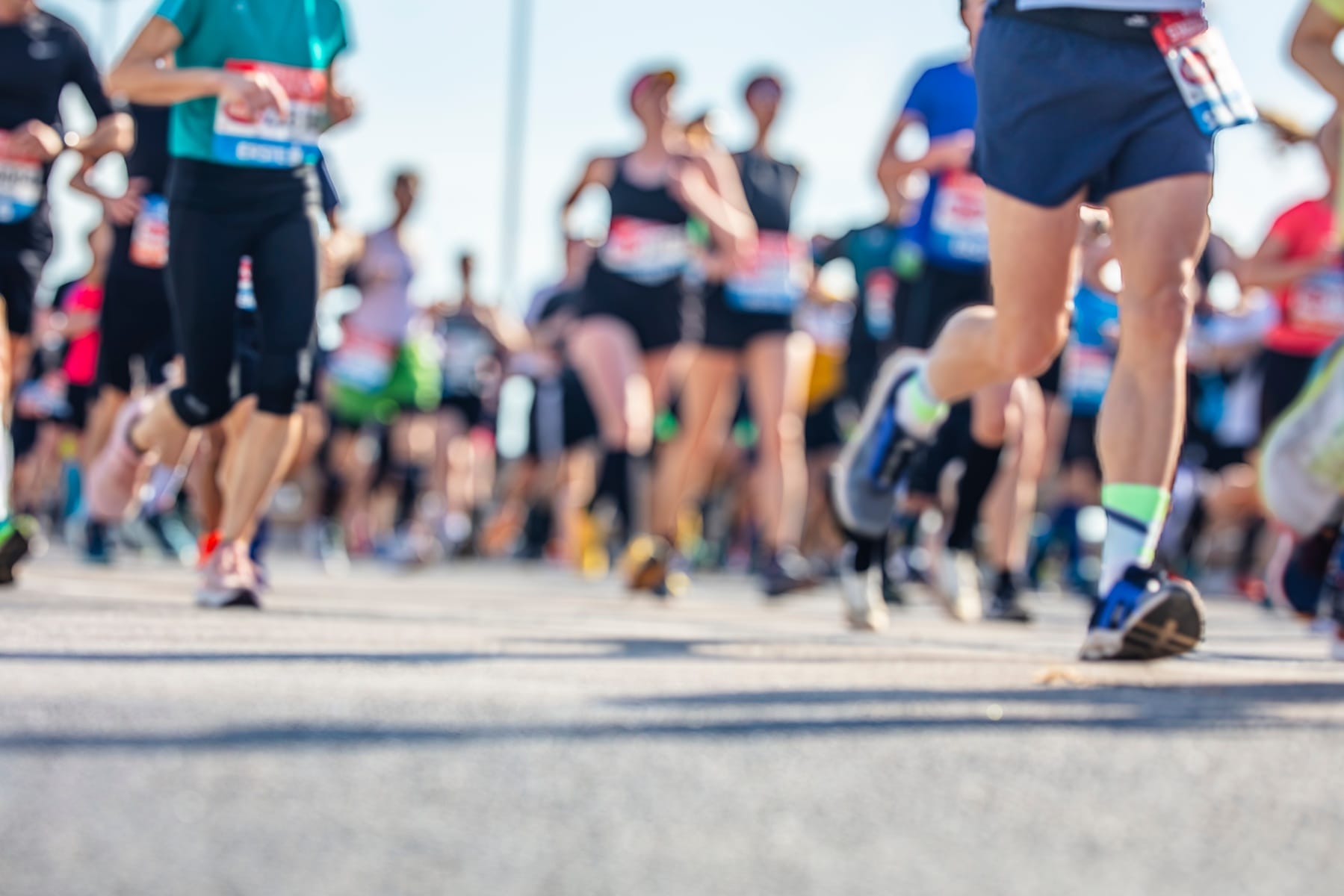 Biegacze na trasie jesiennego maratonu na ulicach Warszawy