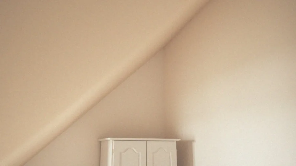 Jak pomalować skosy w sypialni? Praktyczne porady i techniki